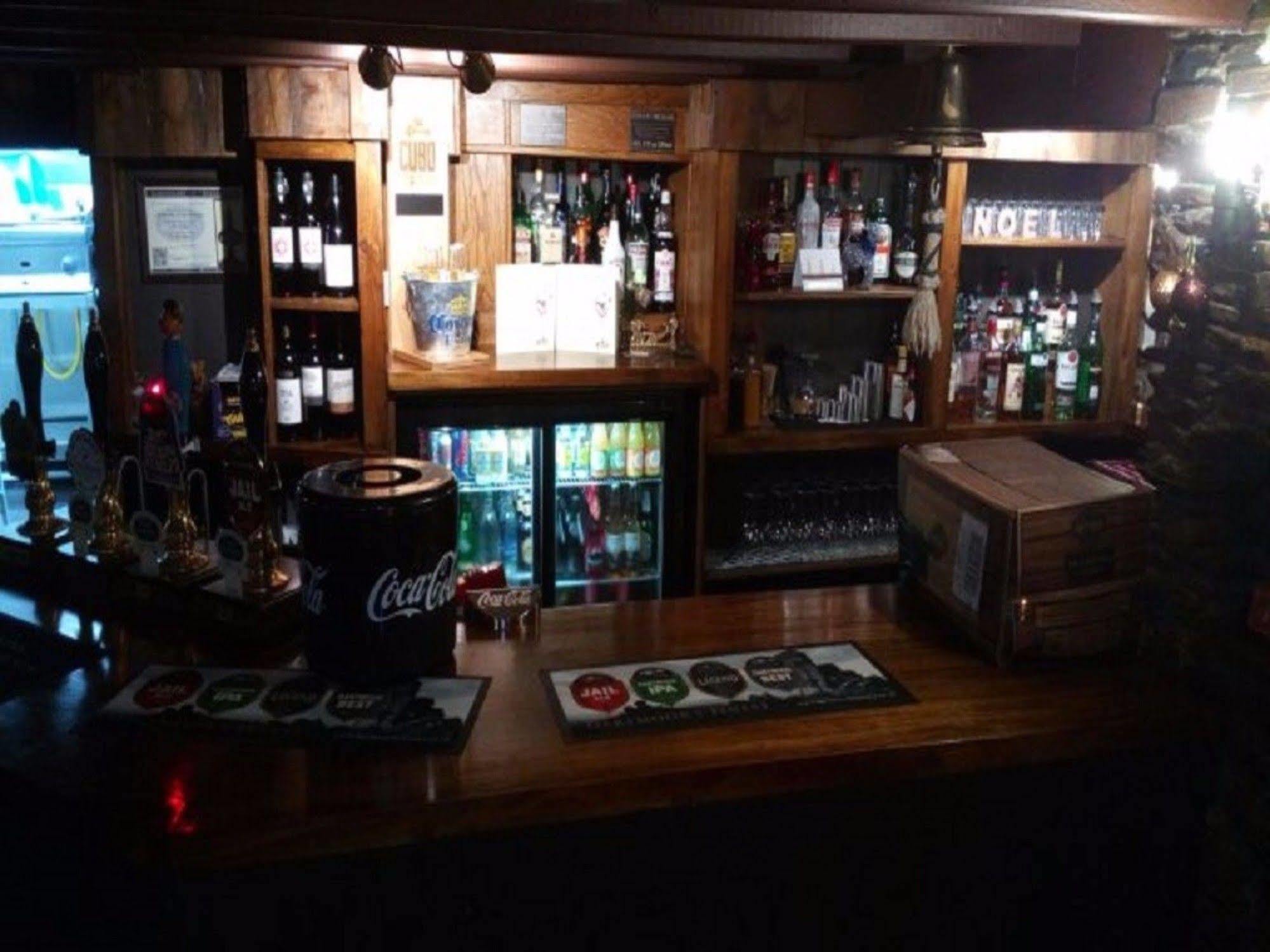 The Dolphin Inn Kingsbridge  Exteriör bild